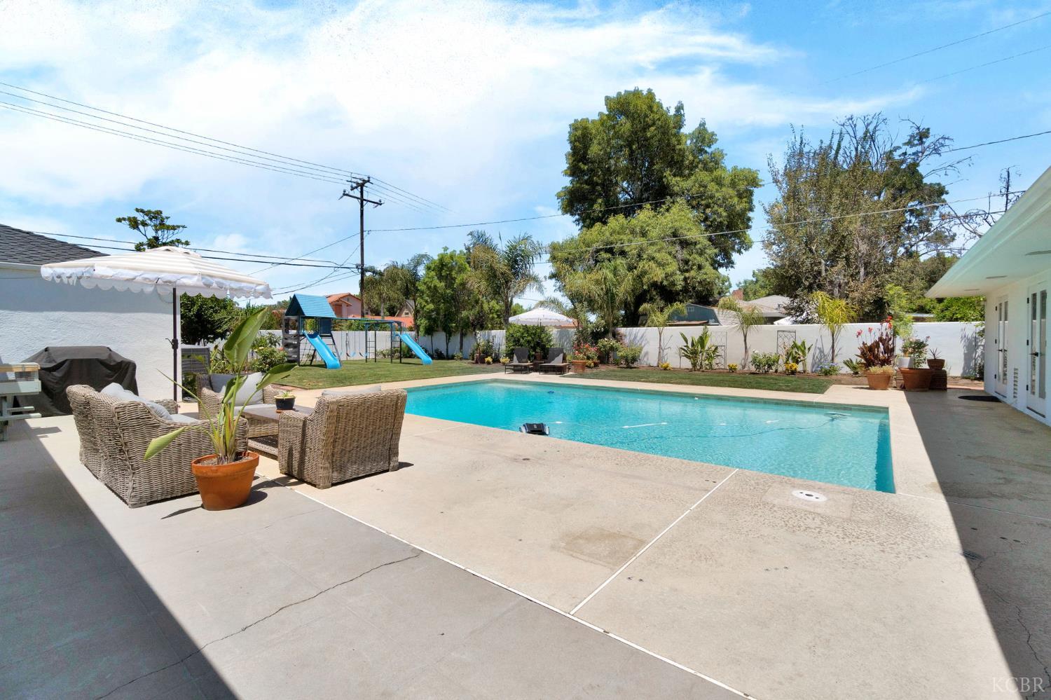 146 W Colonial Dr, Hanford, CA 93230