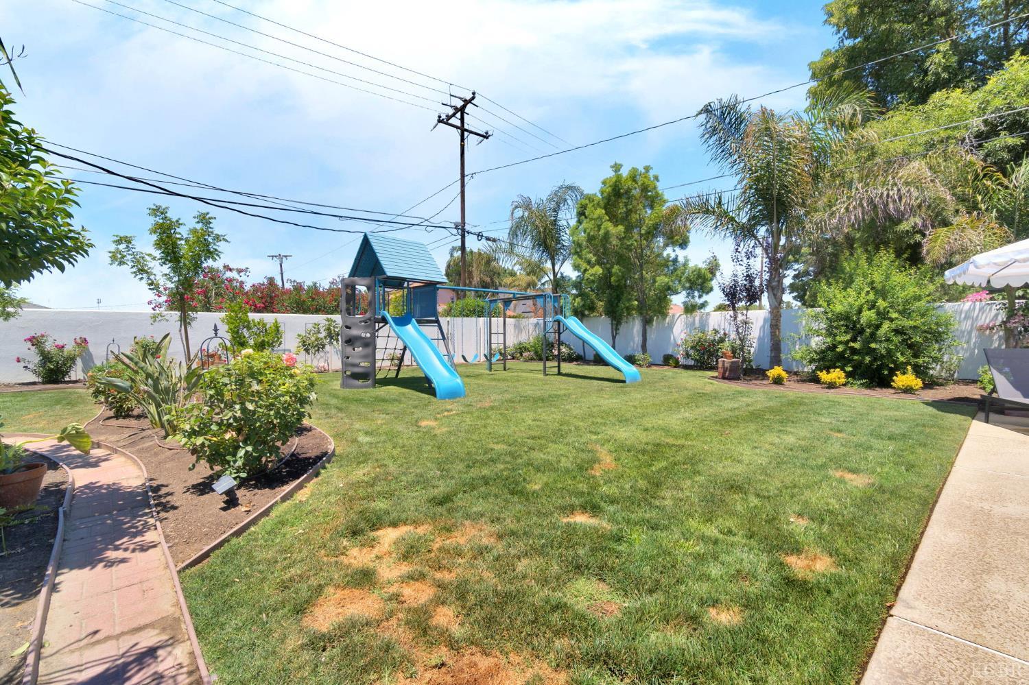 146 W Colonial Dr, Hanford, CA 93230