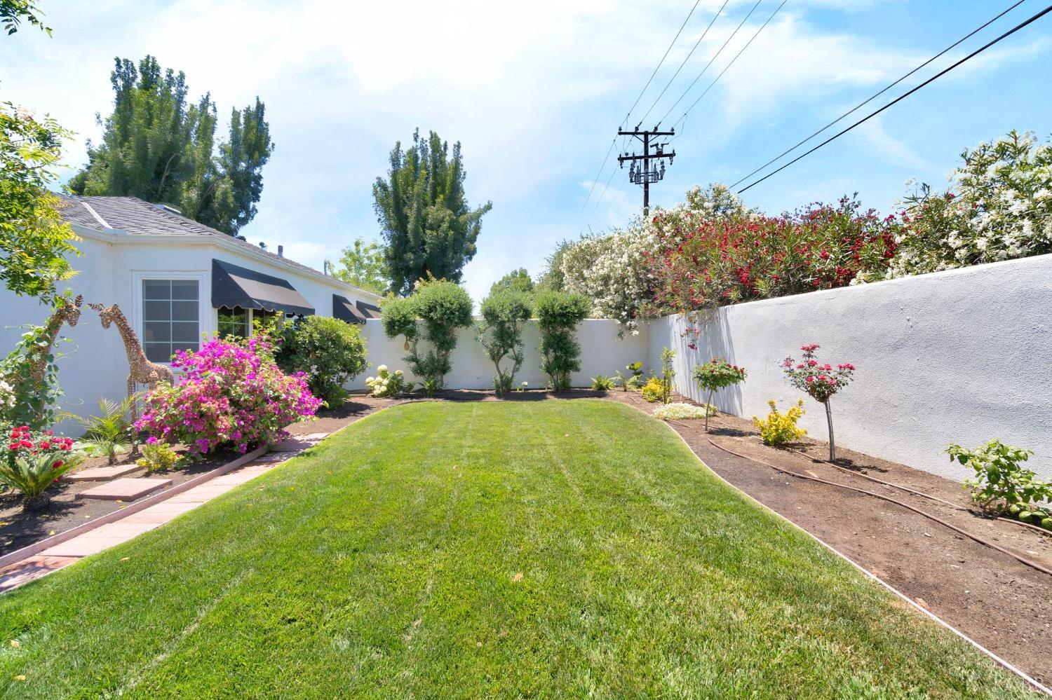 146 W Colonial Dr, Hanford, CA 93230