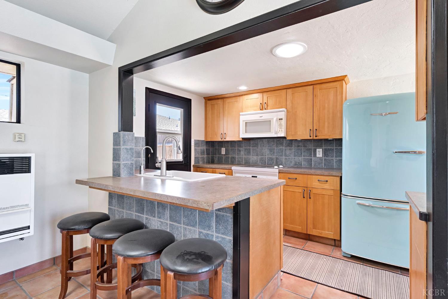 146 W Colonial Dr, Hanford, CA 93230