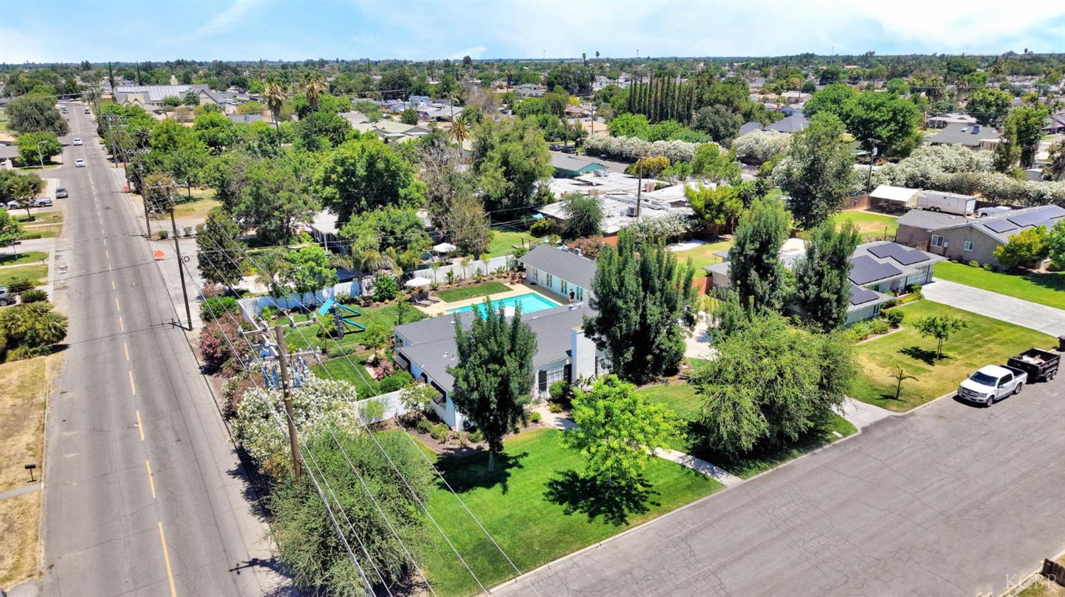 146 W Colonial Dr, Hanford, CA 93230