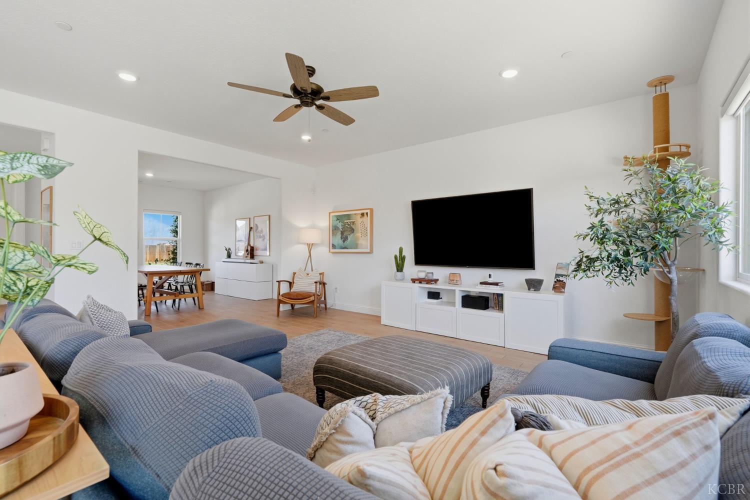 2445 W Claridge Way, Hanford, CA 93230