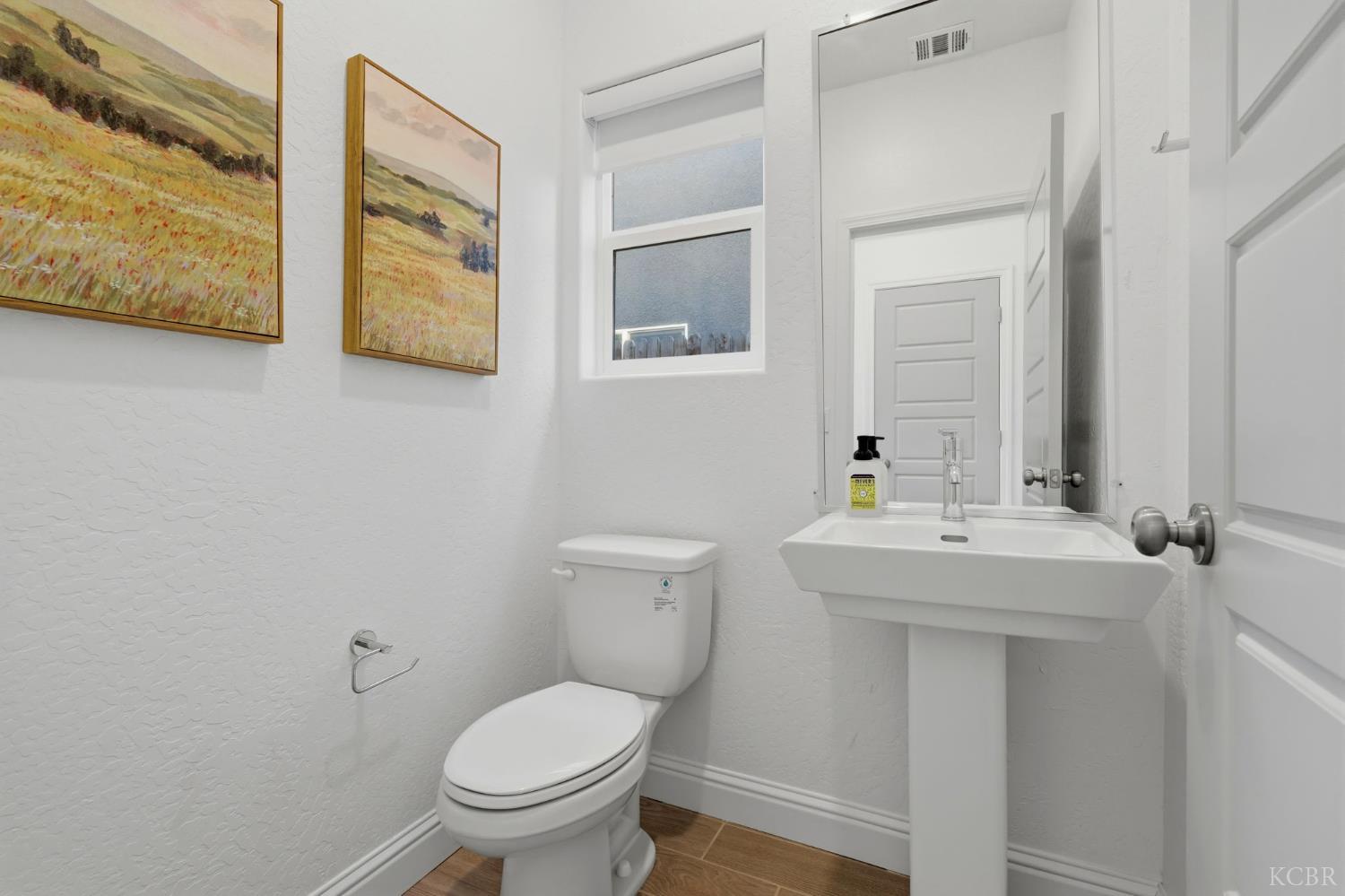 2445 W Claridge Way, Hanford, CA 93230
