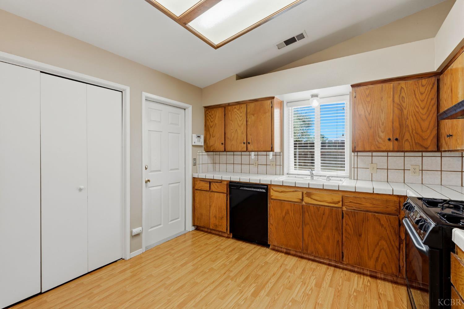 2246 Lemonwood Ct, Hanford, CA 93230