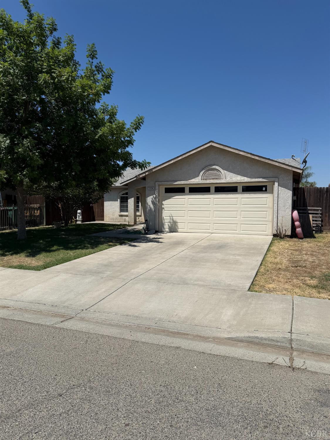 11154 Persimon Cir, Armona, CA 93202
