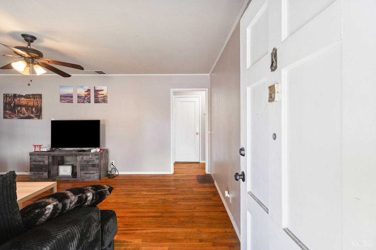 229 W Colonial Dr, Hanford, CA 93230