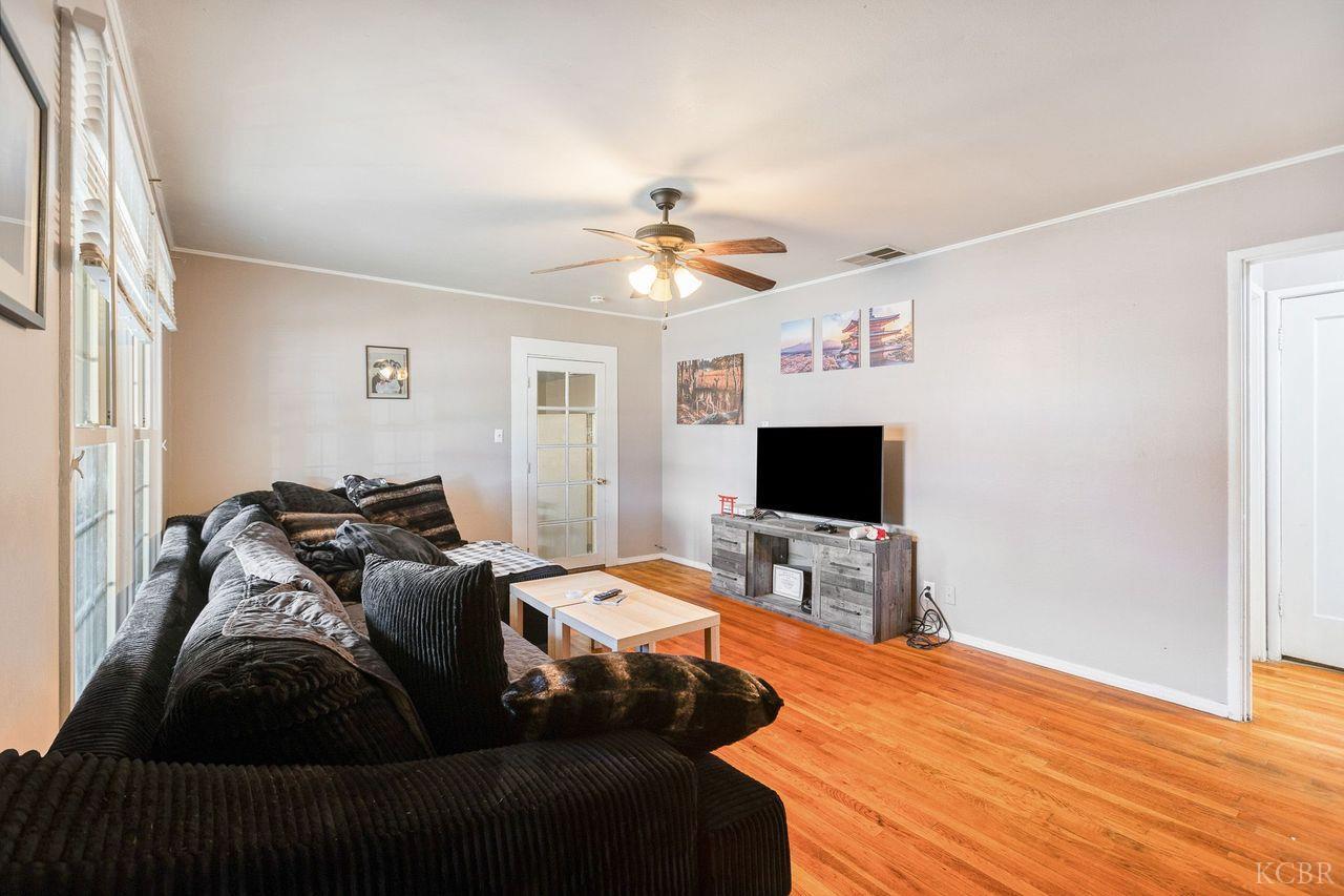 229 W Colonial Dr, Hanford, CA 93230