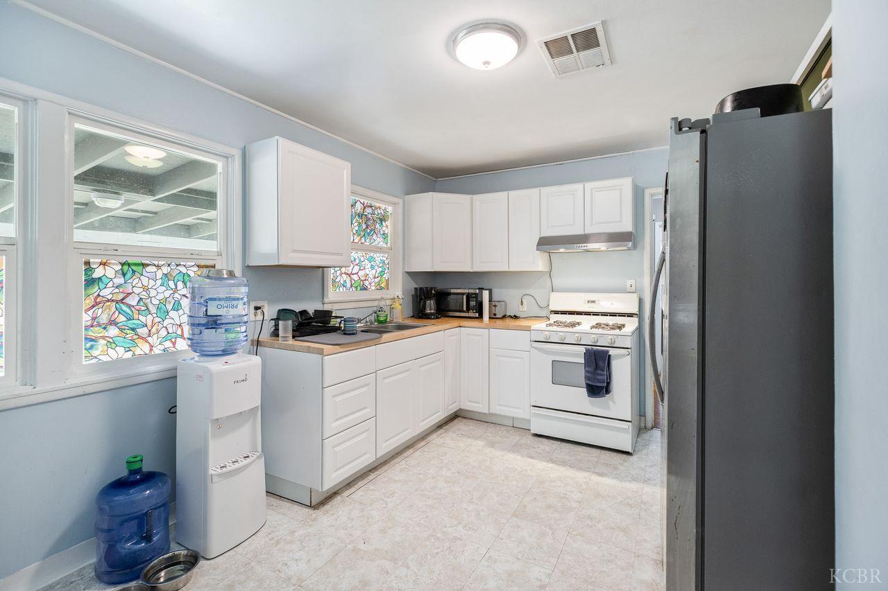 229 W Colonial Dr, Hanford, CA 93230