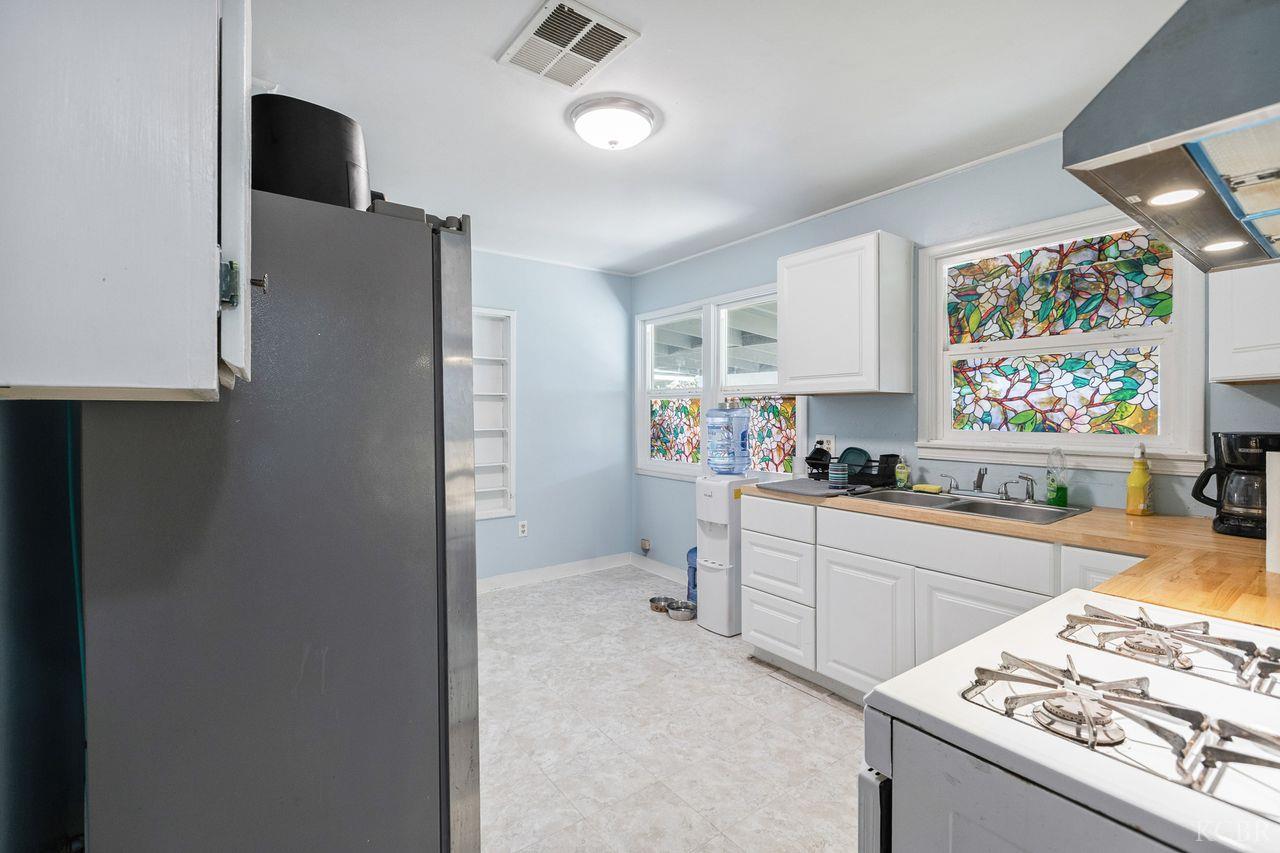 229 W Colonial Dr, Hanford, CA 93230