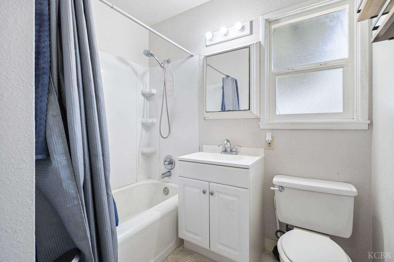 229 W Colonial Dr, Hanford, CA 93230