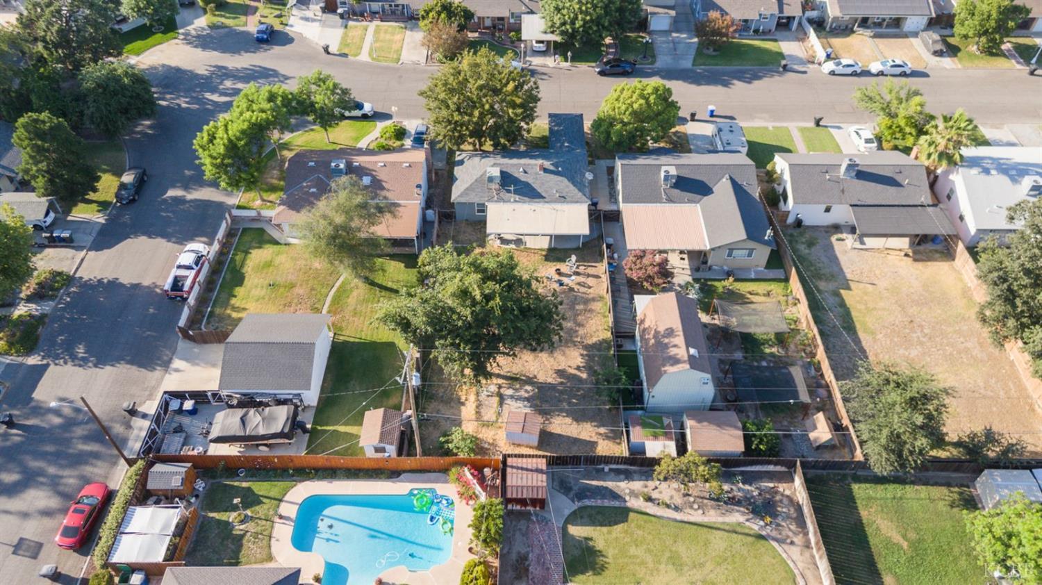 229 W Colonial Dr, Hanford, CA 93230