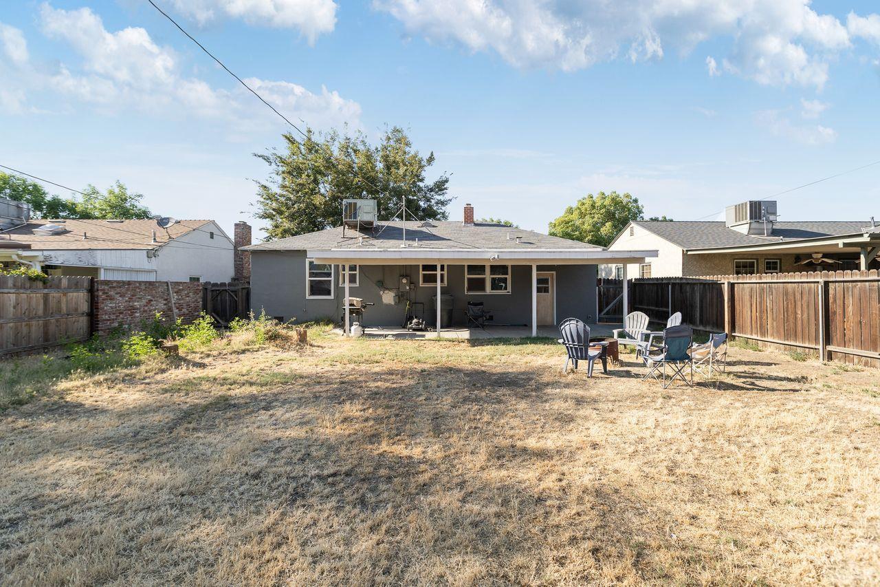 229 W Colonial Dr, Hanford, CA 93230