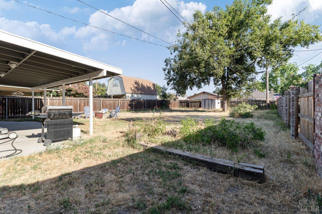 229 W Colonial Dr, Hanford, CA 93230