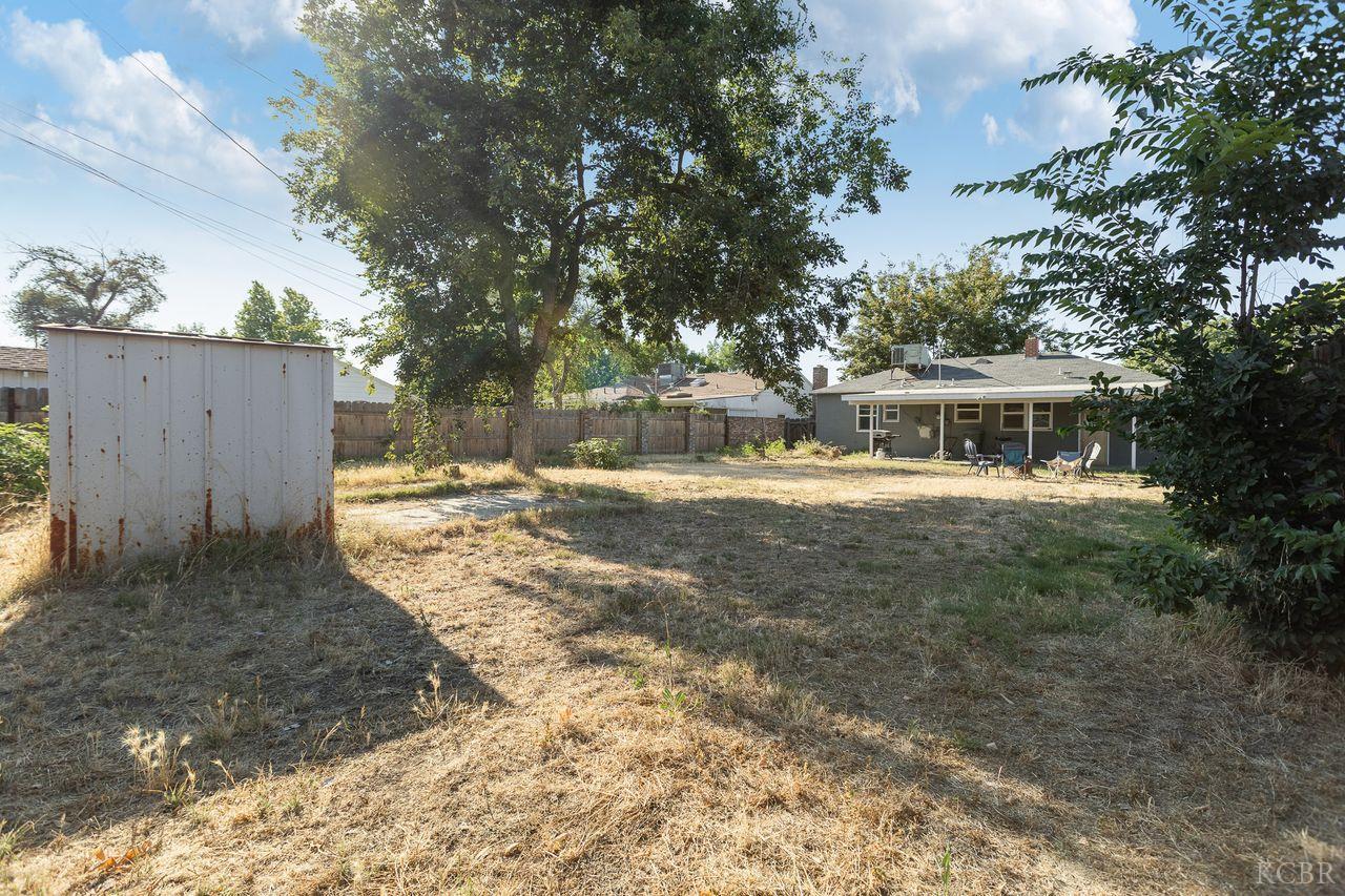 229 W Colonial Dr, Hanford, CA 93230