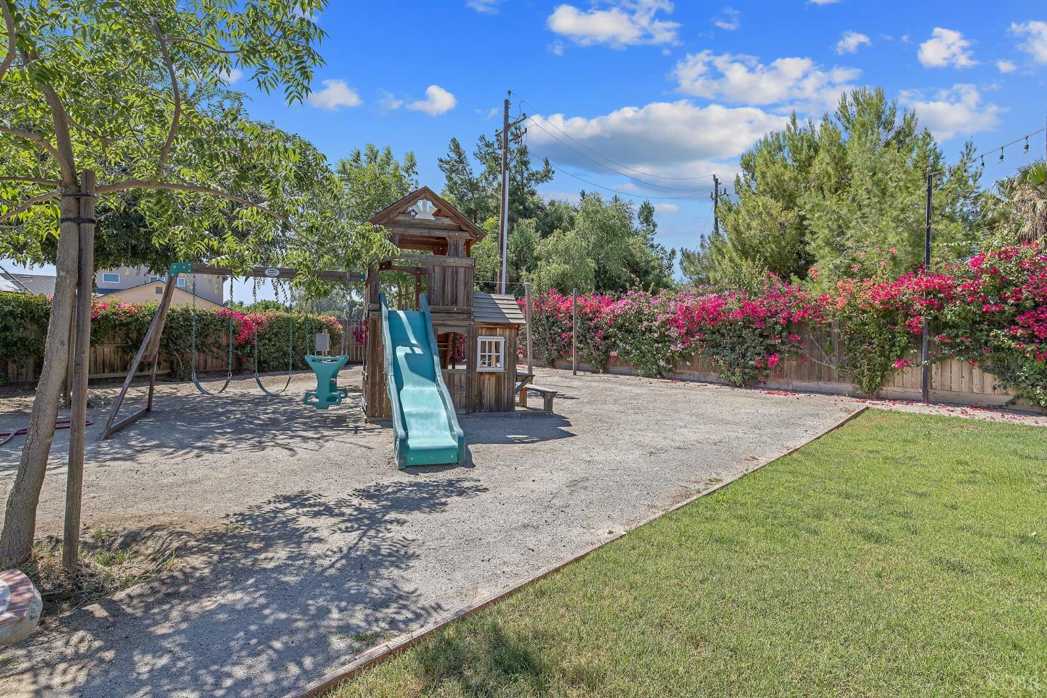 908 Tuscany Ct, Lemoore, CA 93245