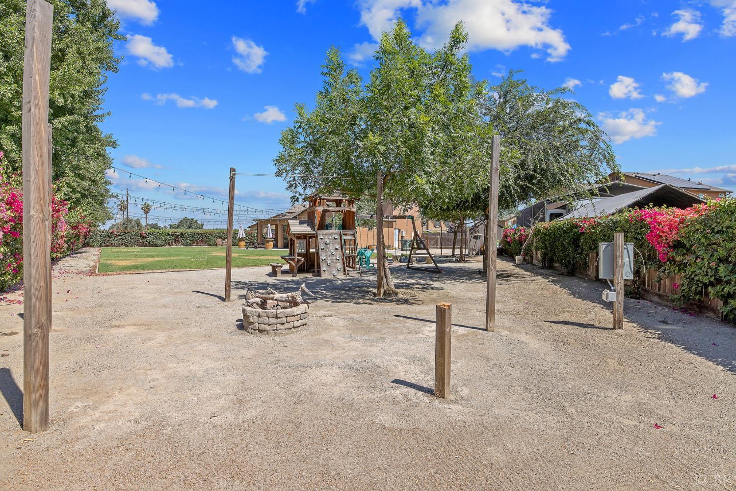 908 Tuscany Ct, Lemoore, CA 93245