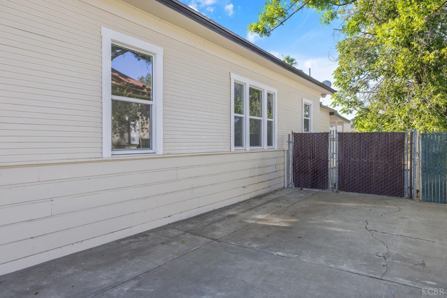 114 W Myrtle St, Hanford, CA 93230