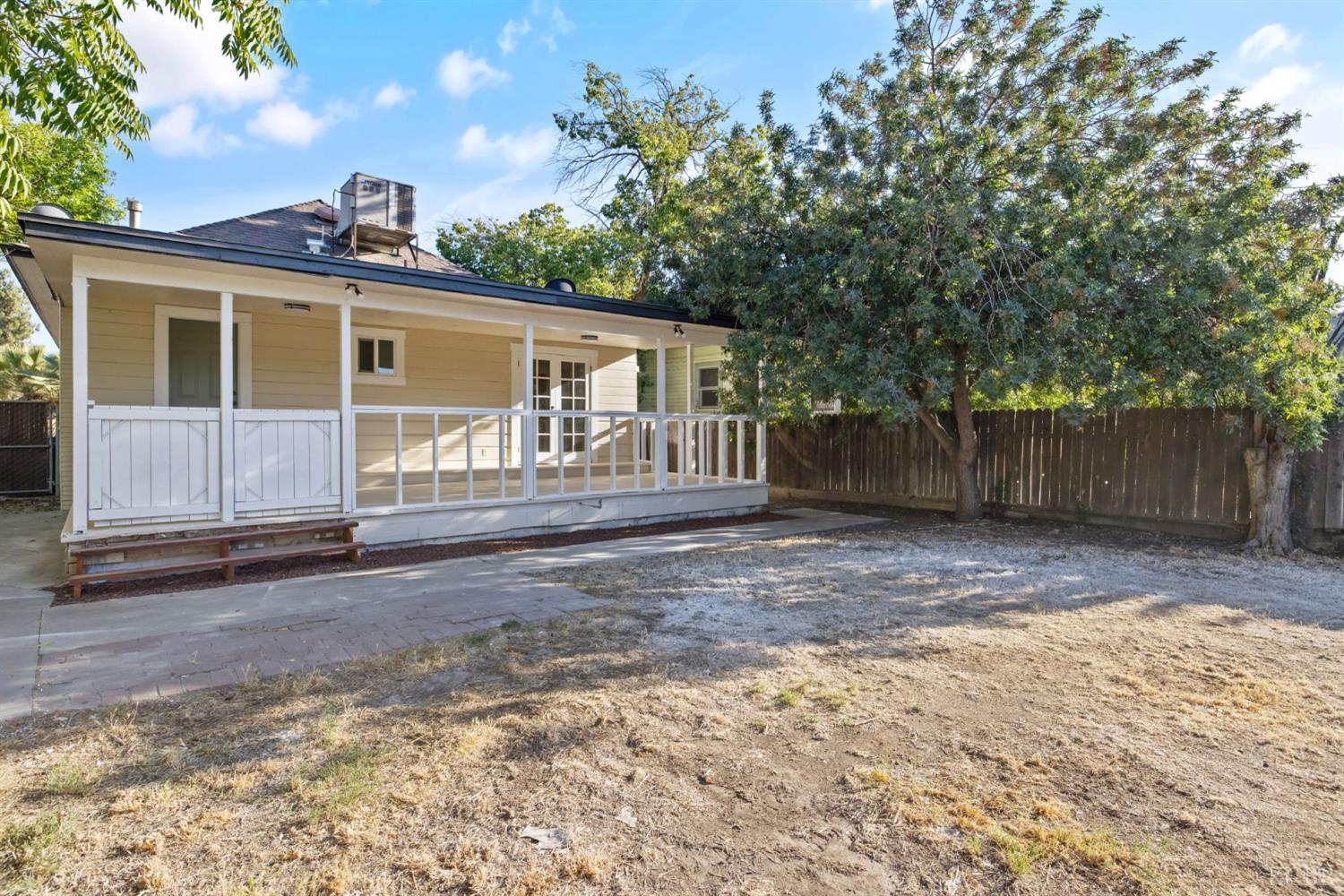 114 W Myrtle St, Hanford, CA 93230