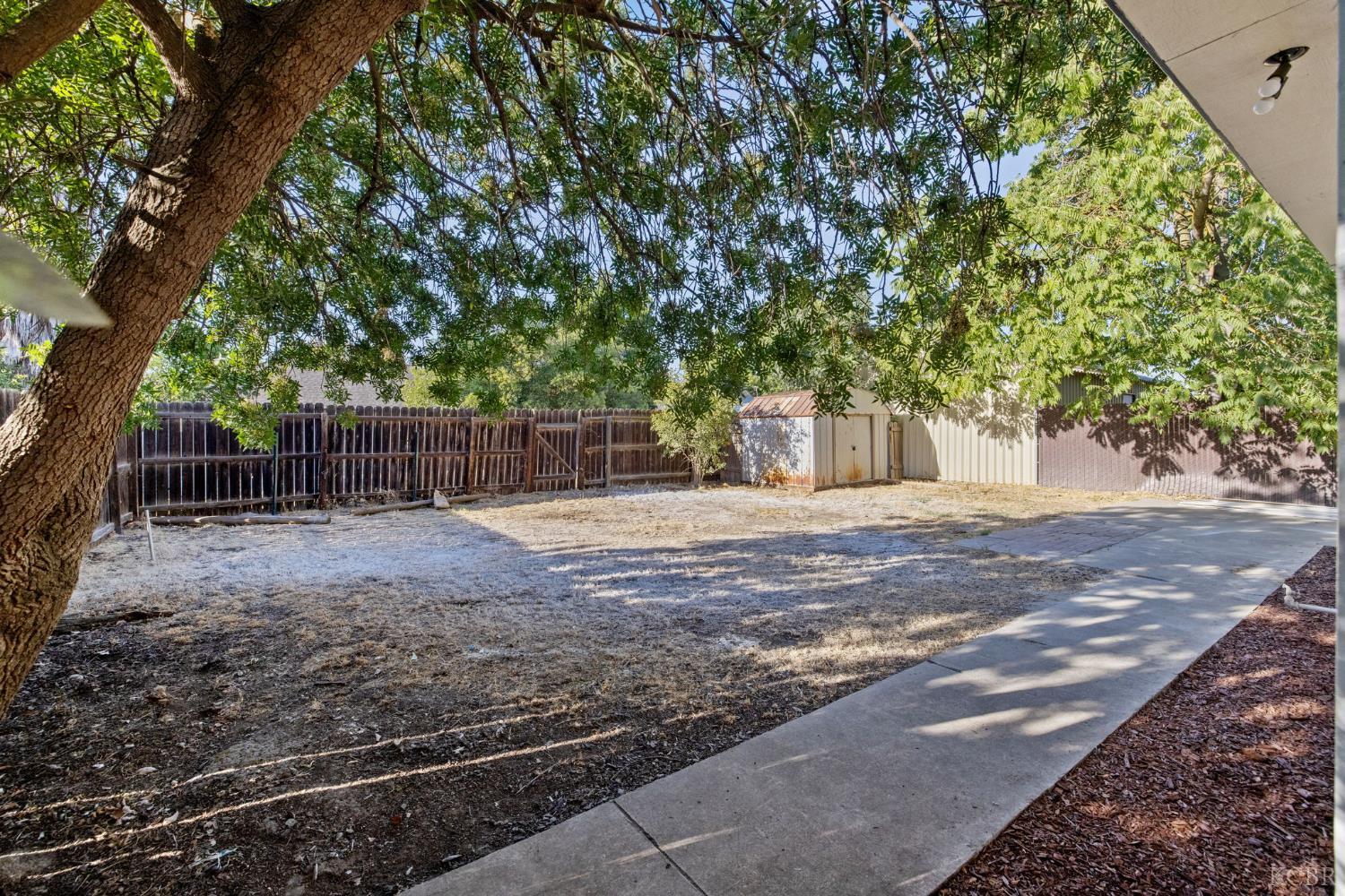 114 W Myrtle St, Hanford, CA 93230