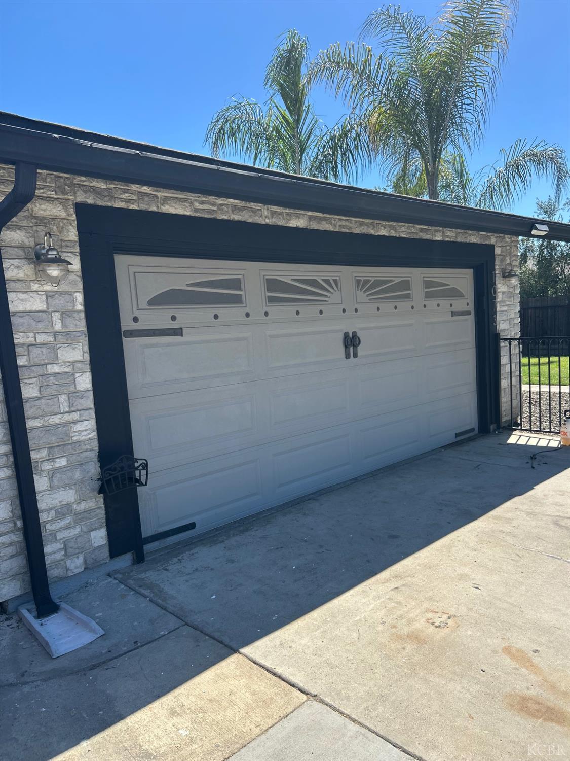 1073 Salem Dr, Hanford, CA 93230