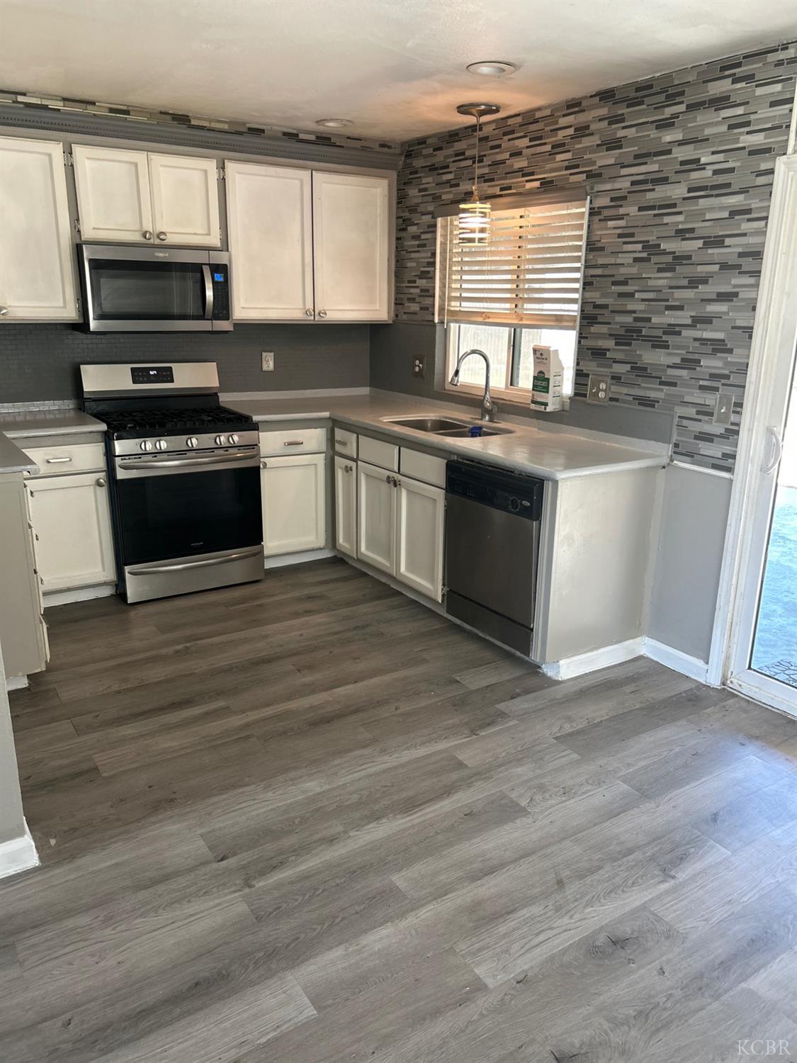 1073 Salem Dr, Hanford, CA 93230