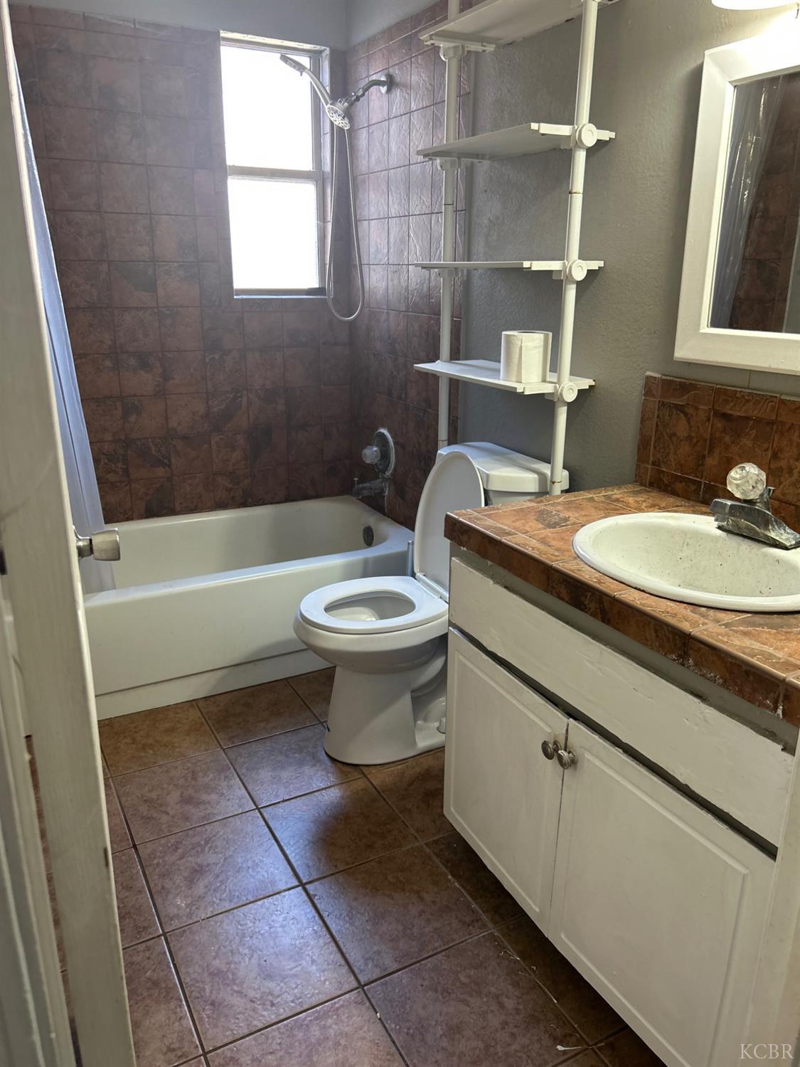 1073 Salem Dr, Hanford, CA 93230