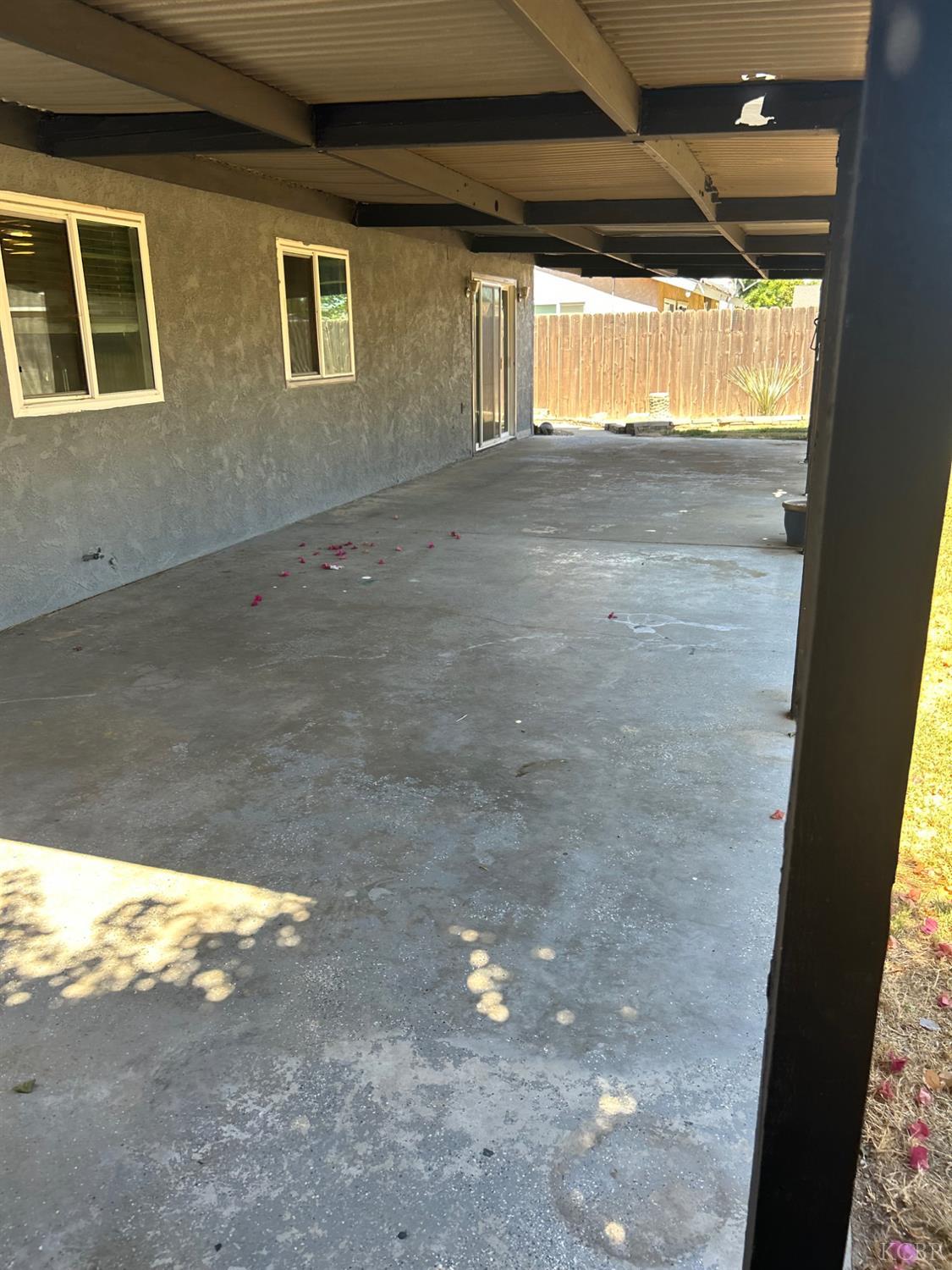 1073 Salem Dr, Hanford, CA 93230