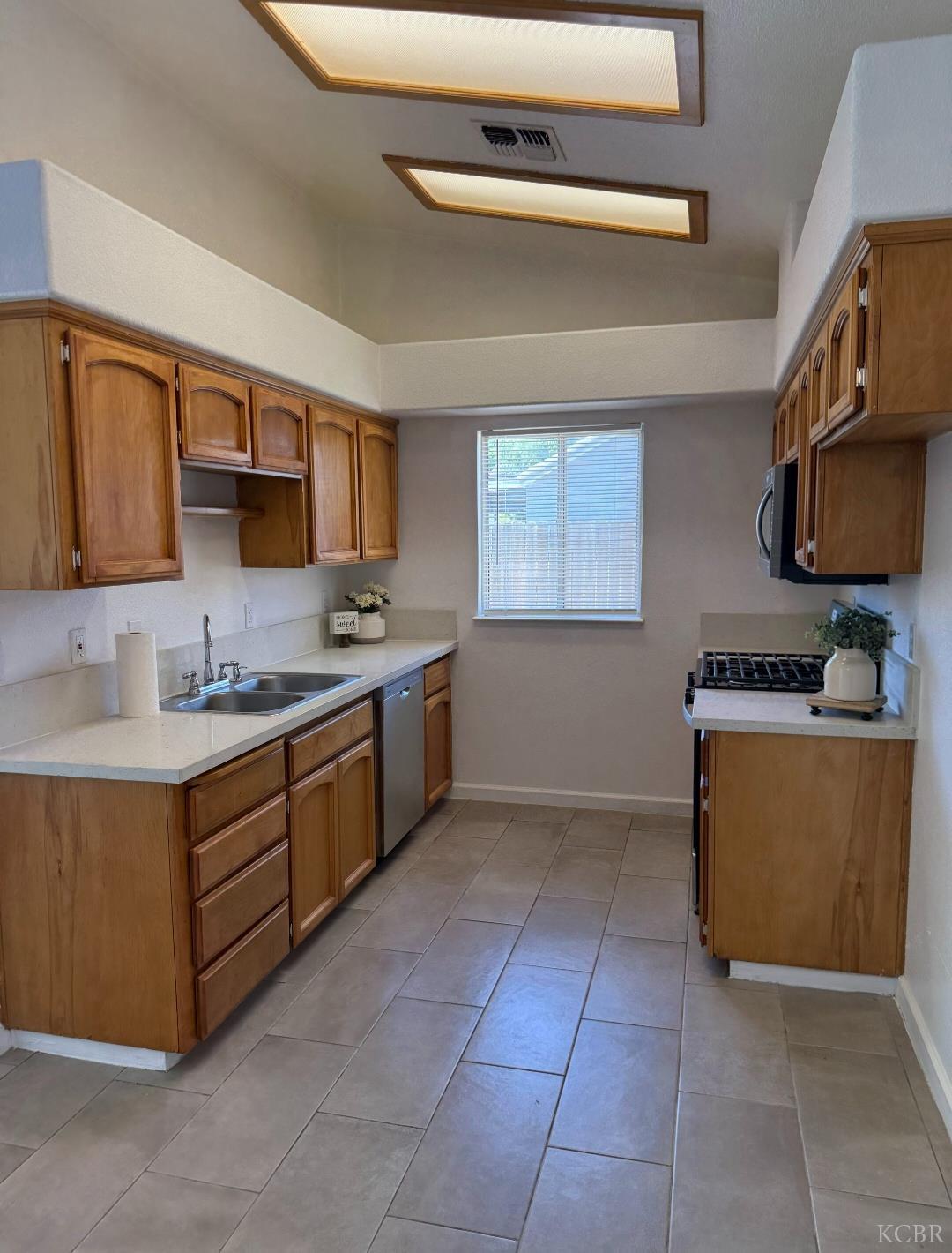 741 Madrid Ct, Lemoore, CA 93245