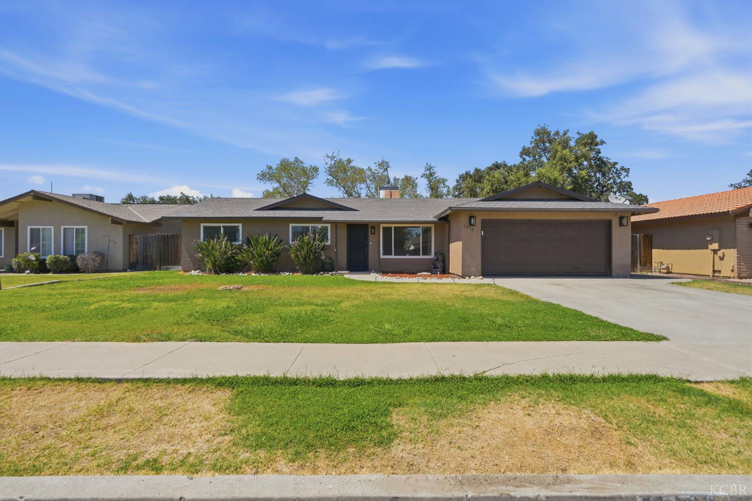1074 Raymond Rd, Hanford, CA 93230