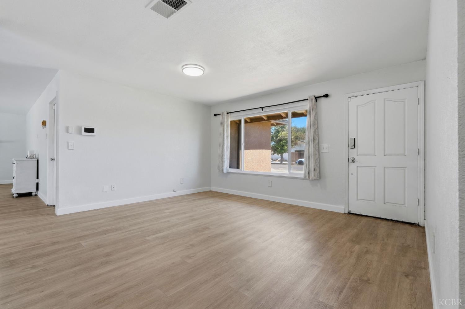 1074 Raymond Rd, Hanford, CA 93230