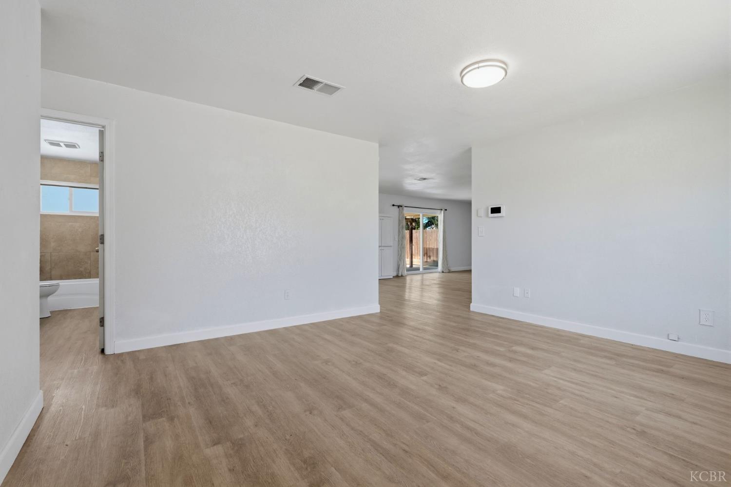 1074 Raymond Rd, Hanford, CA 93230