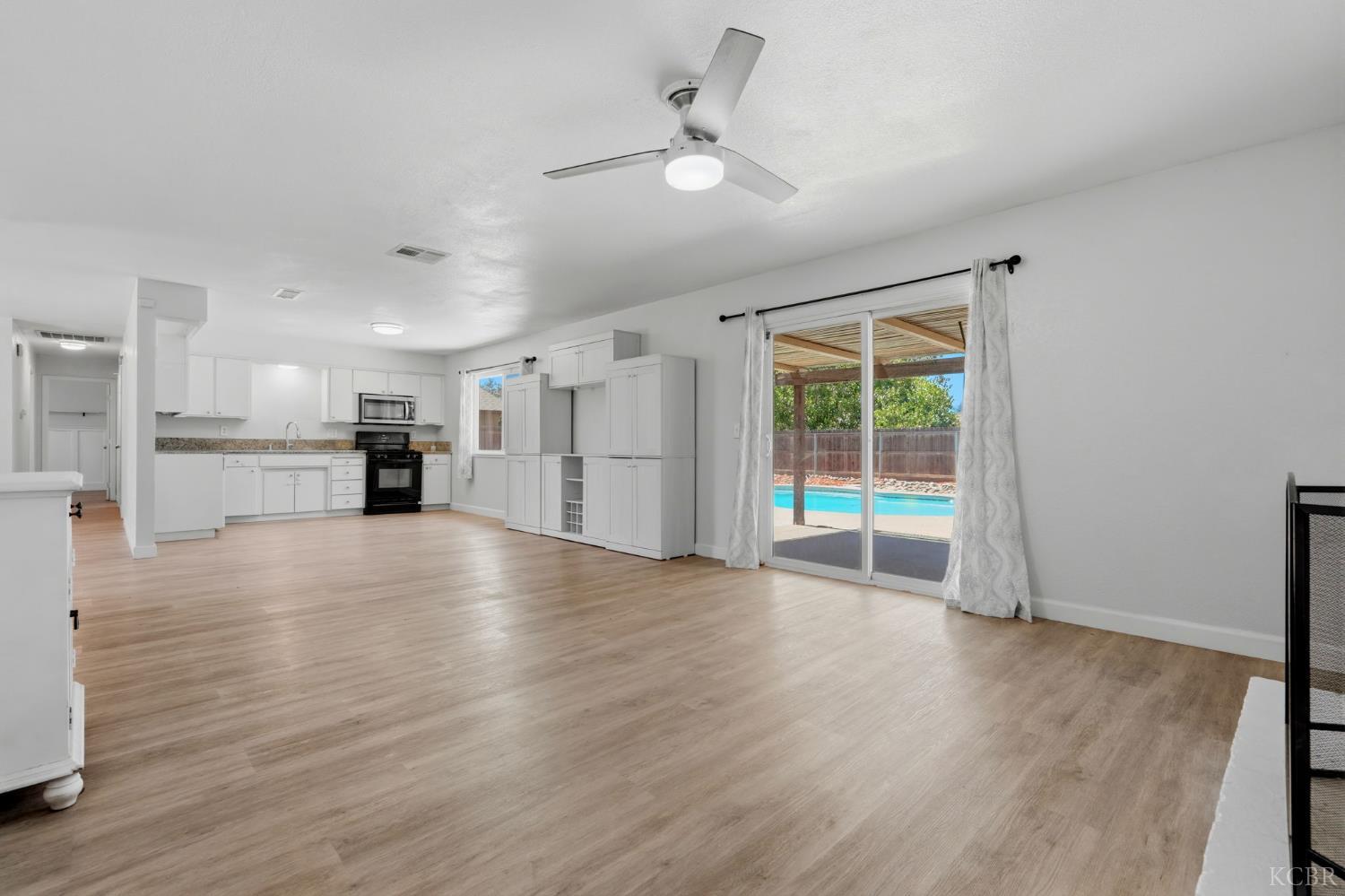 1074 Raymond Rd, Hanford, CA 93230