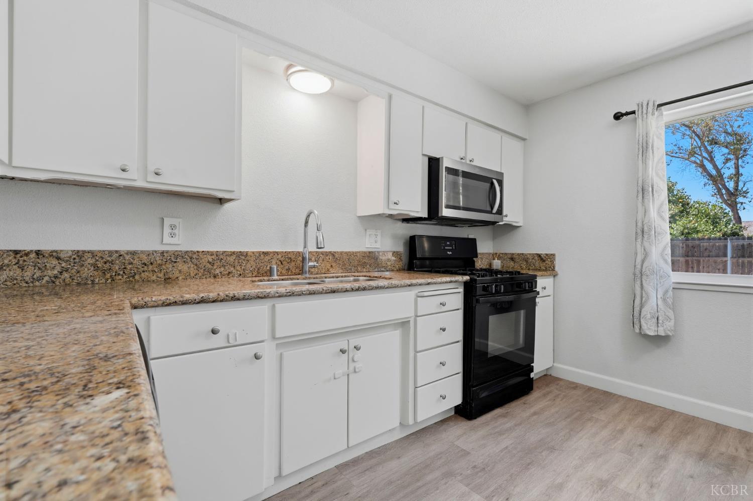 1074 Raymond Rd, Hanford, CA 93230