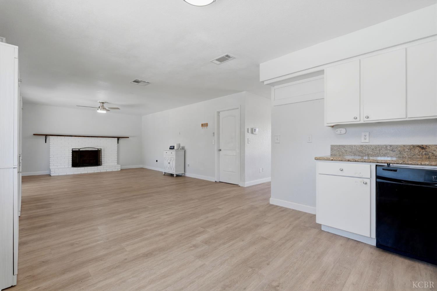 1074 Raymond Rd, Hanford, CA 93230
