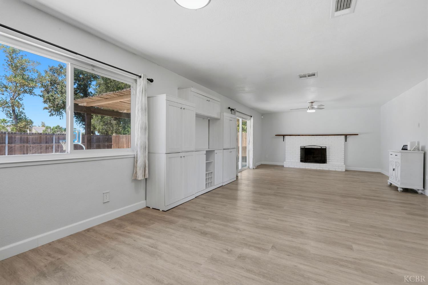 1074 Raymond Rd, Hanford, CA 93230