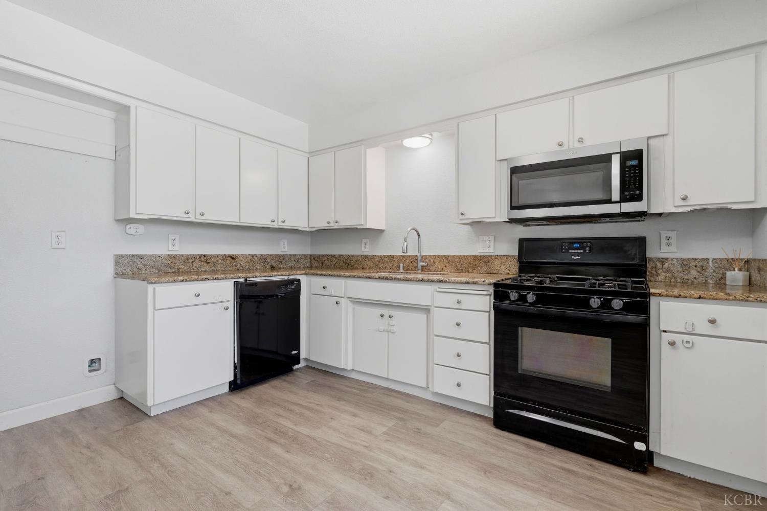 1074 Raymond Rd, Hanford, CA 93230