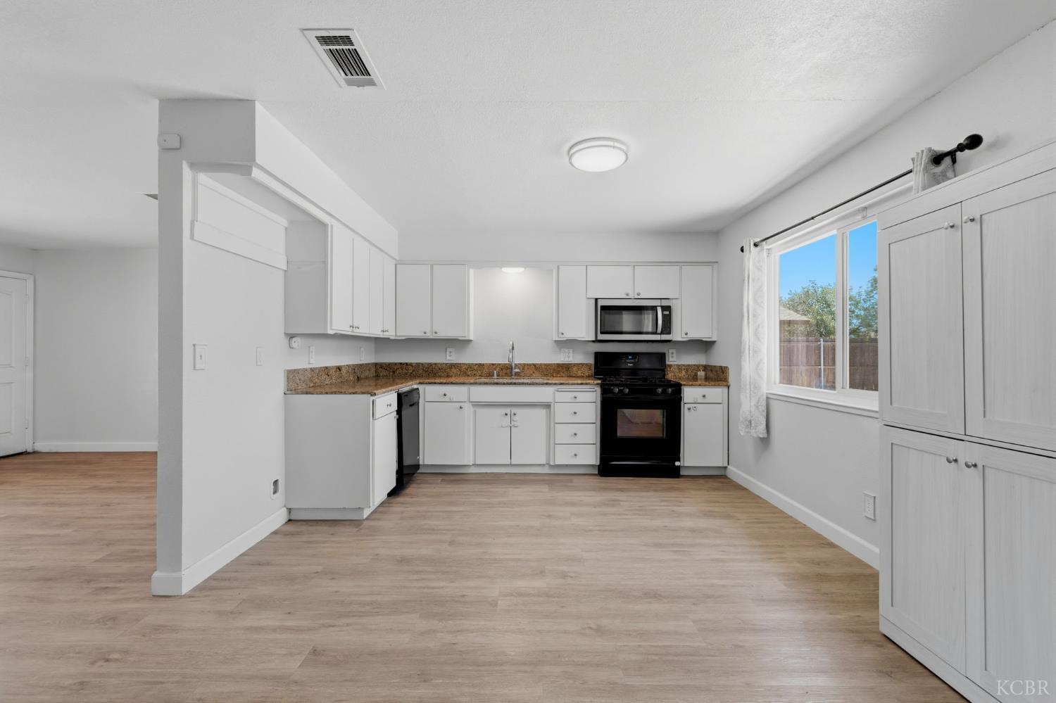 1074 Raymond Rd, Hanford, CA 93230