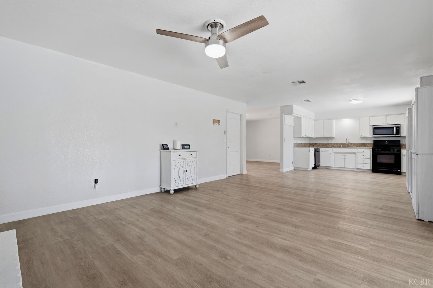 1074 Raymond Rd, Hanford, CA 93230