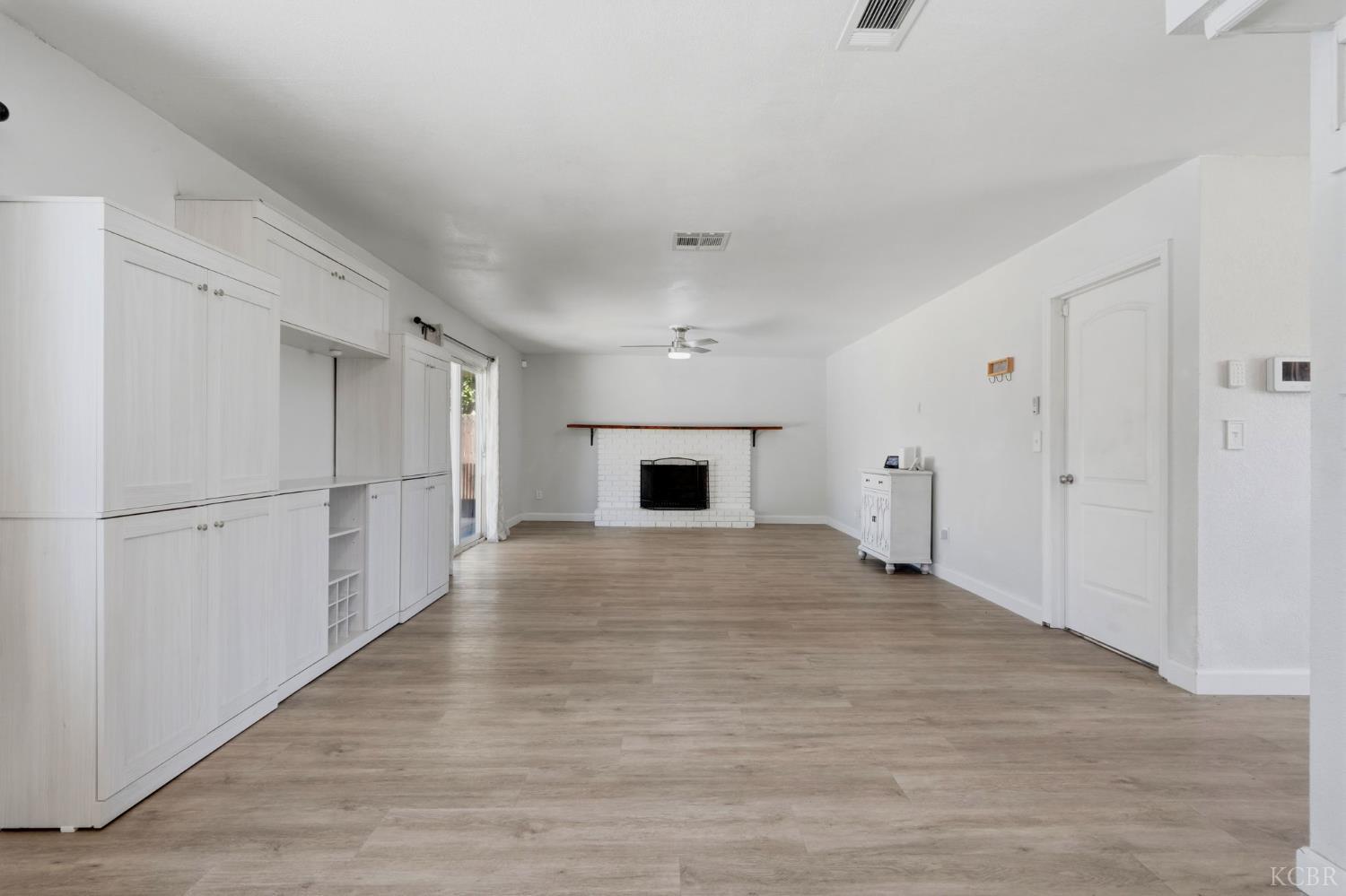 1074 Raymond Rd, Hanford, CA 93230
