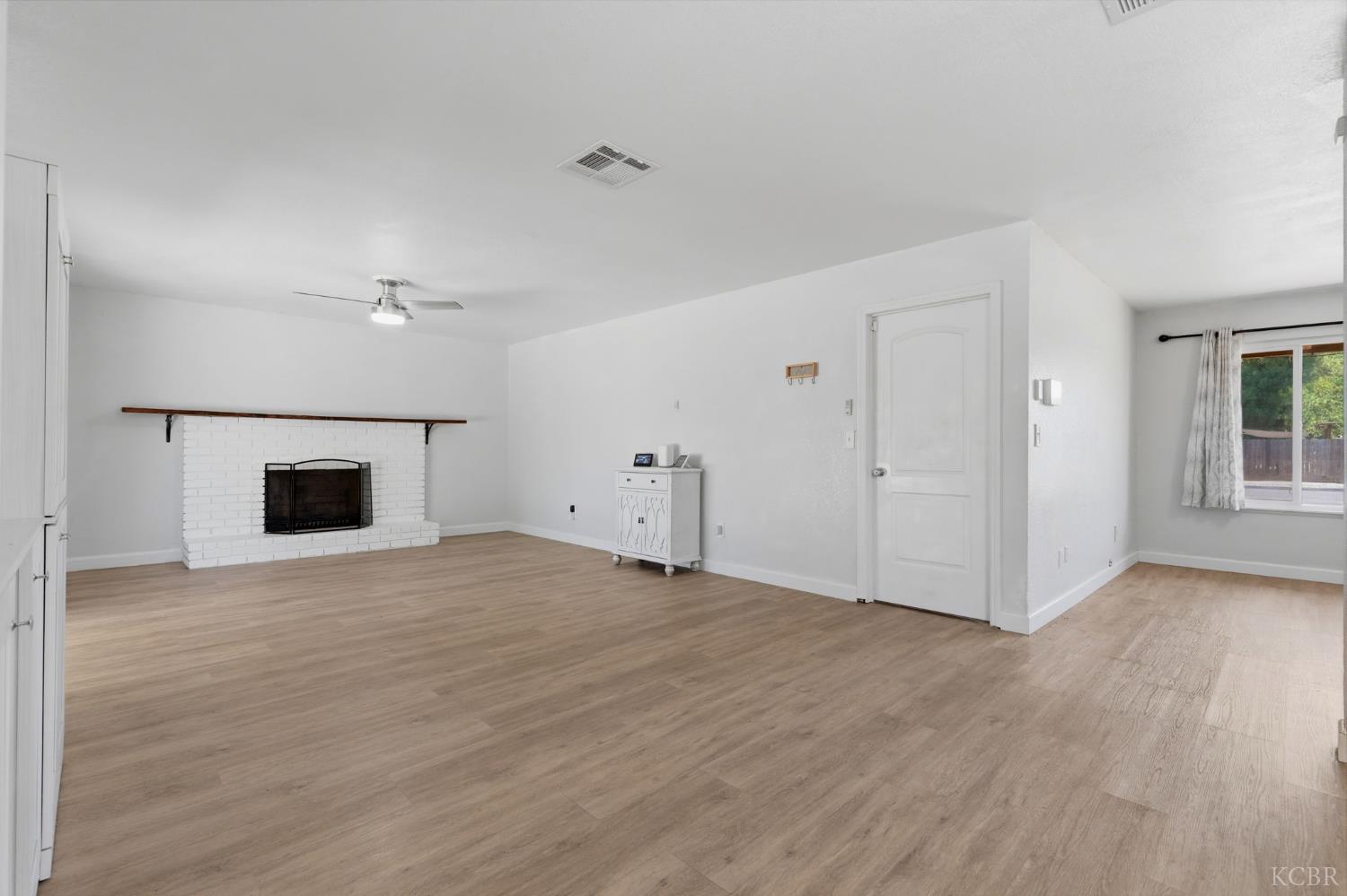 1074 Raymond Rd, Hanford, CA 93230