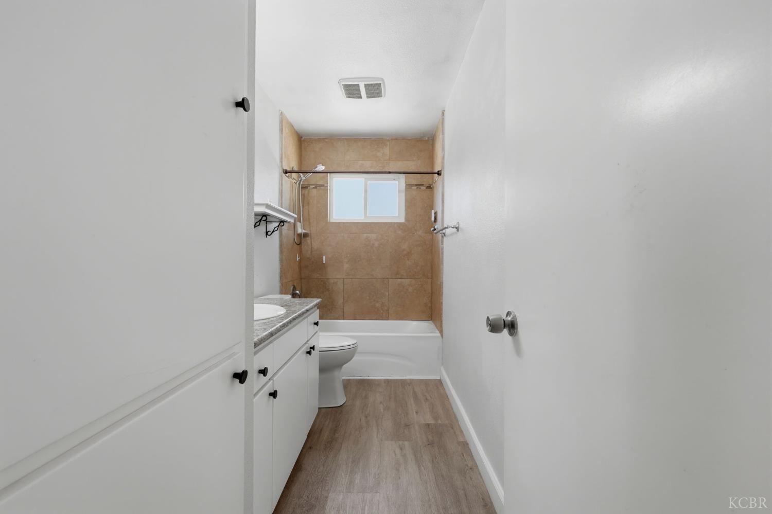 1074 Raymond Rd, Hanford, CA 93230