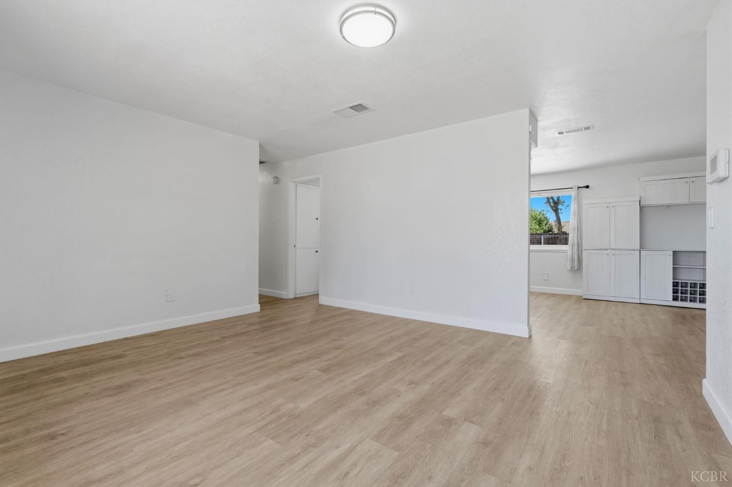 1074 Raymond Rd, Hanford, CA 93230