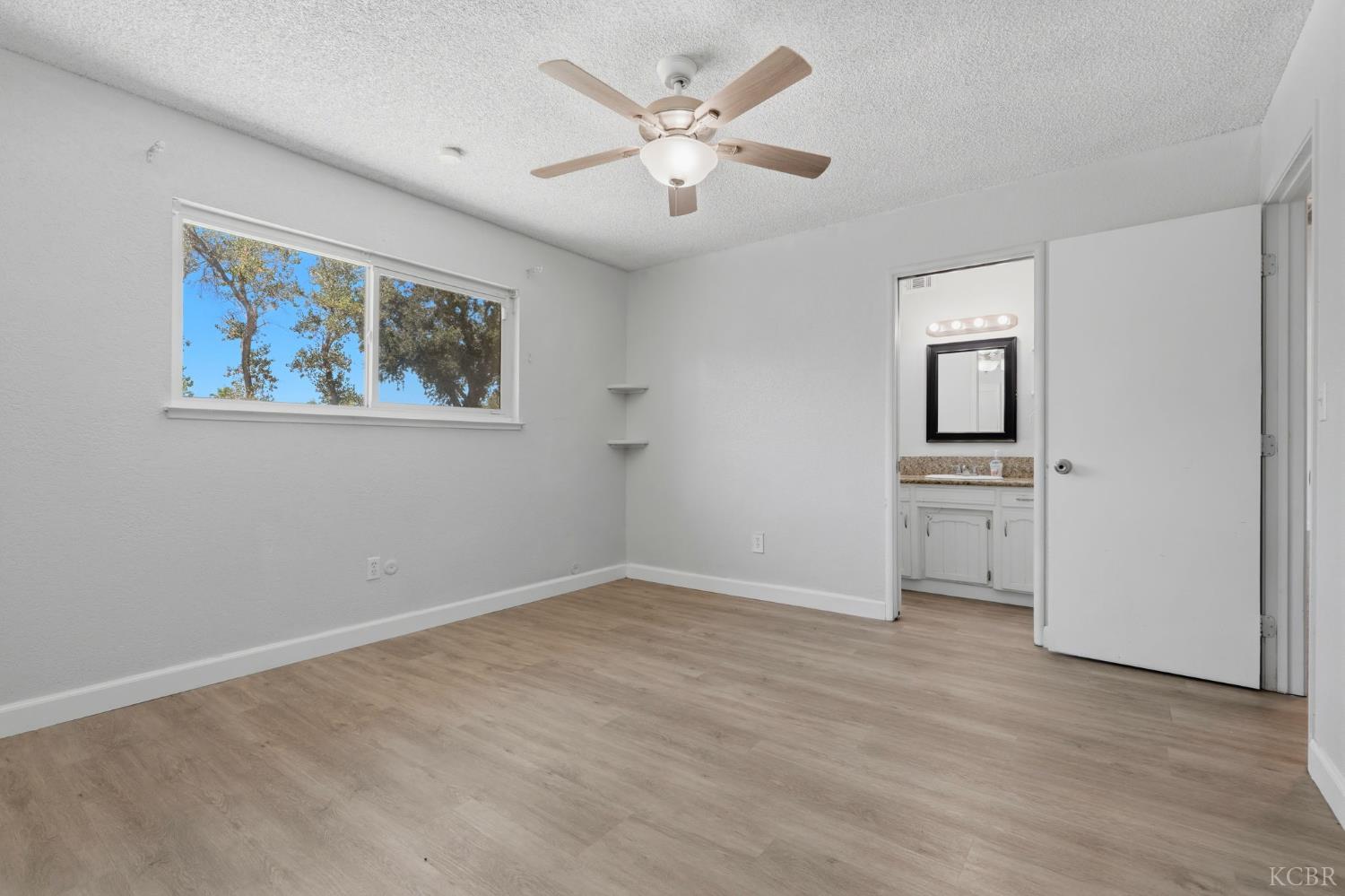 1074 Raymond Rd, Hanford, CA 93230