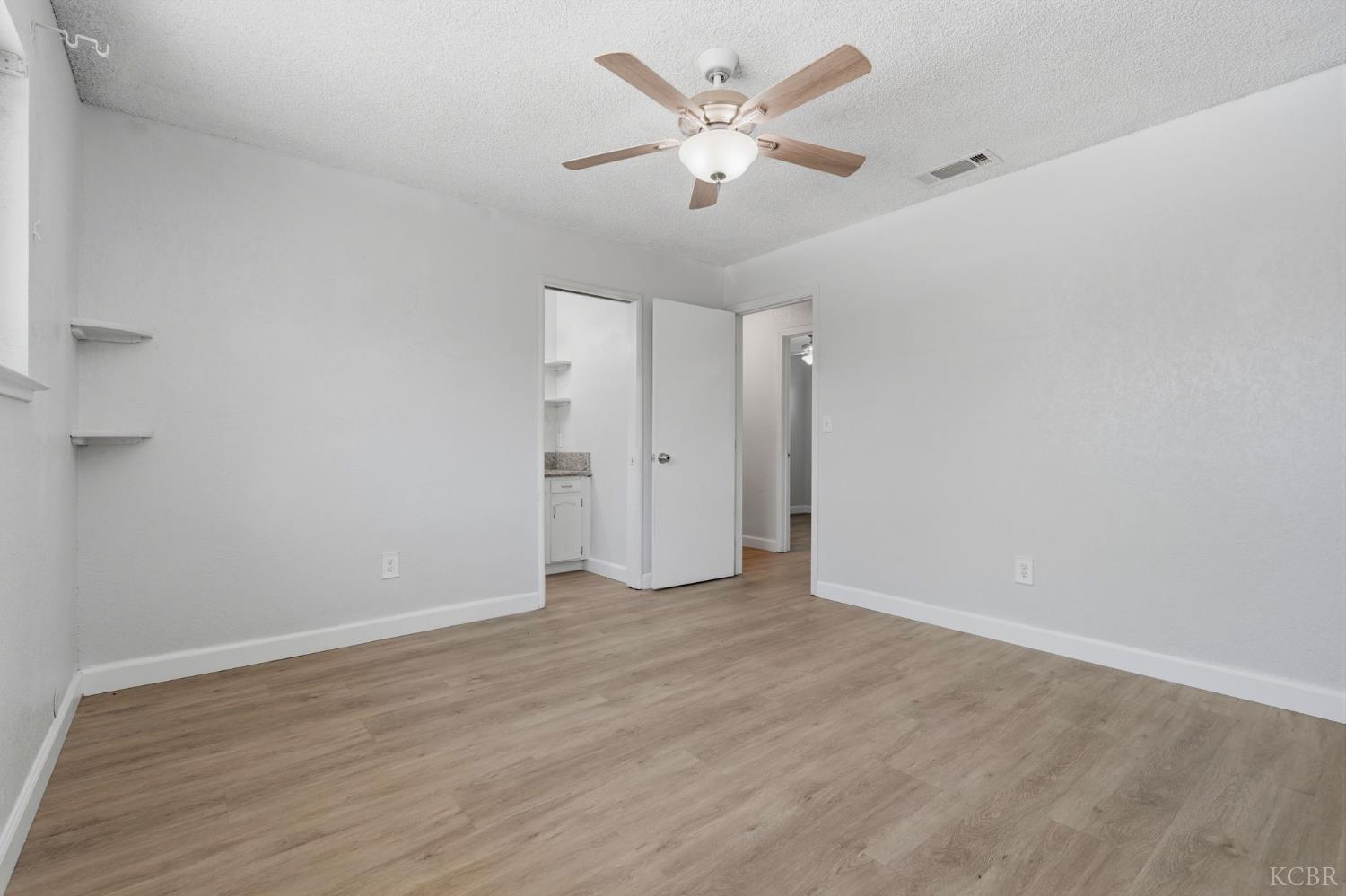 1074 Raymond Rd, Hanford, CA 93230