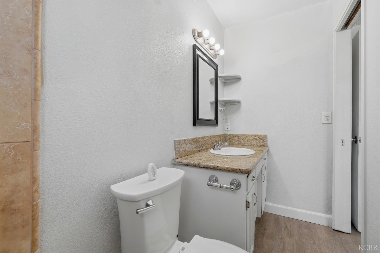 1074 Raymond Rd, Hanford, CA 93230