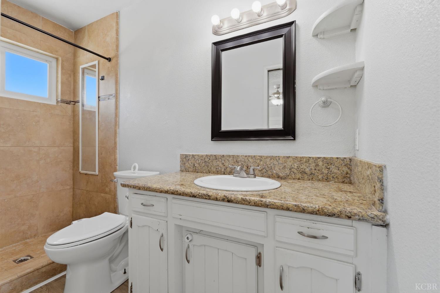 1074 Raymond Rd, Hanford, CA 93230