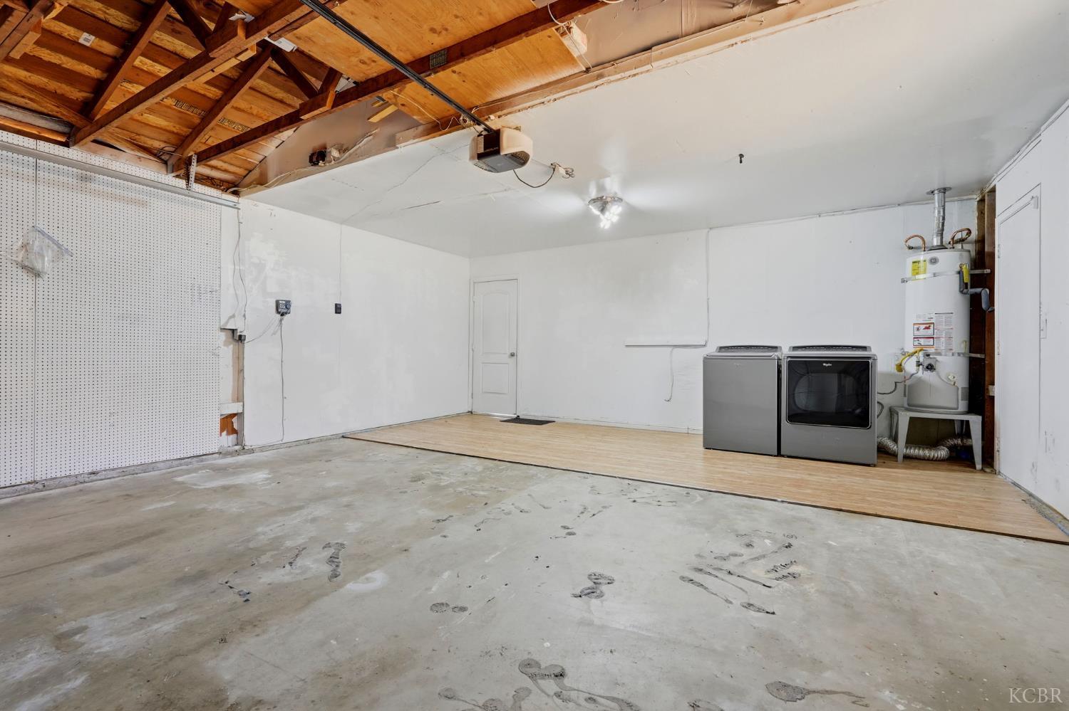 1074 Raymond Rd, Hanford, CA 93230