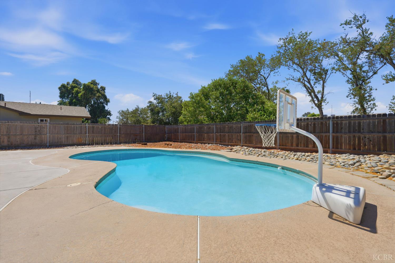 1074 Raymond Rd, Hanford, CA 93230