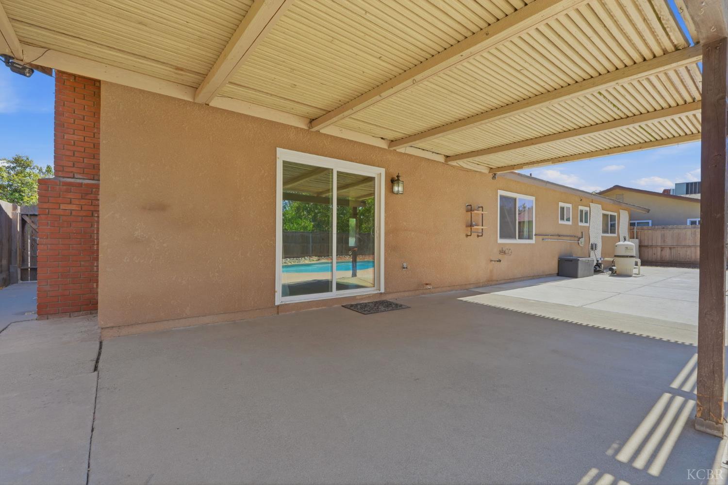 1074 Raymond Rd, Hanford, CA 93230