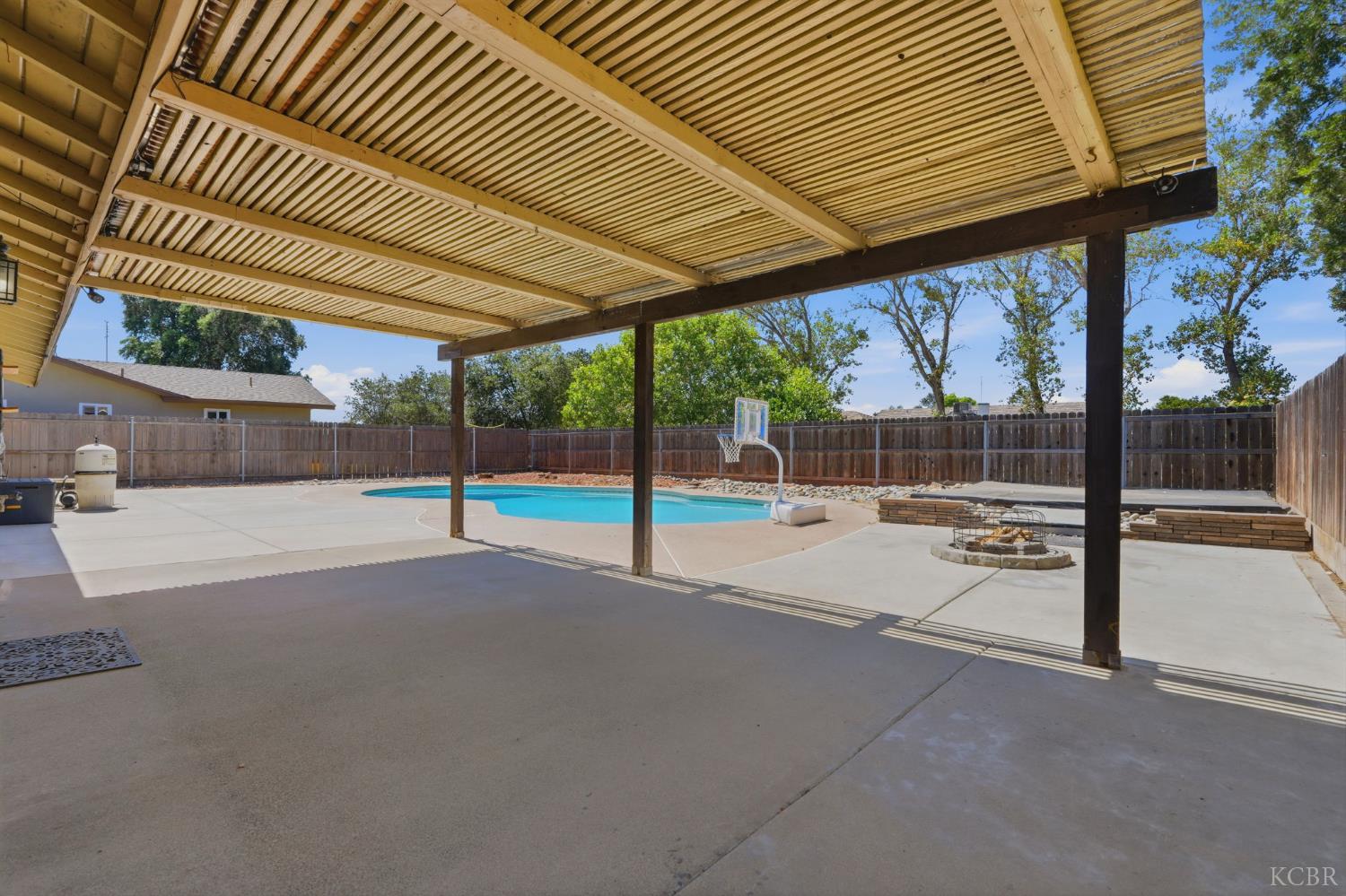 1074 Raymond Rd, Hanford, CA 93230